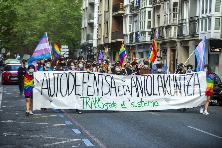 «Autodefentsa eta antolakuntza» ha sido el lema elegido para liderar la manifestación de Gasteiz. (Jaizki FONTANEDA/FOKU) «Autodefentsa eta antolakuntza» ha sido el lema elegido para liderar la manifestación de Gasteiz. (Jaizki FONTANEDA/FOKU)