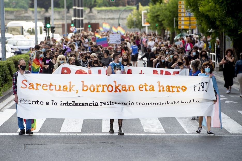 Cientos de personas para conmemorar el Día del Orgullo en Iruñea. (Iñigo URIZ/FOKU) Cientos de personas para conmemorar el Día del Orgullo en Iruñea. (Iñigo URIZ/FOKU)