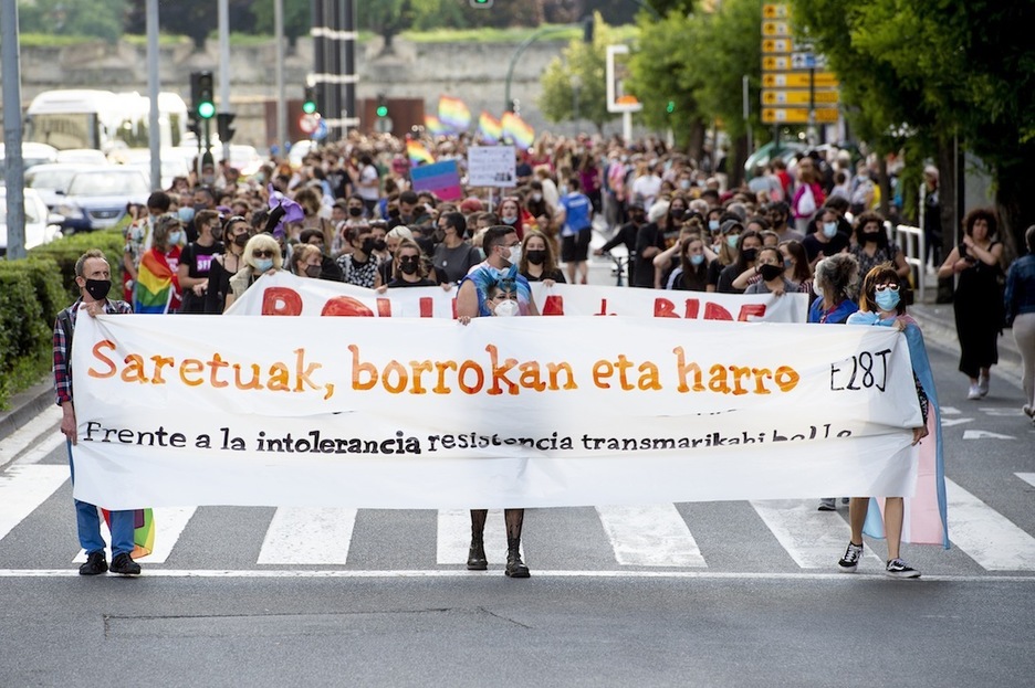 Cientos de personas para conmemorar el Día del Orgullo en Iruñea. (Iñigo URIZ/FOKU)