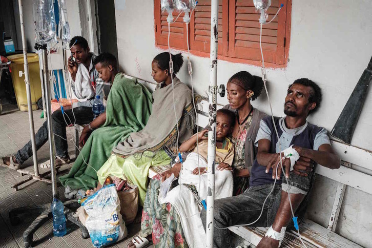 Heridosn en el ataque a un mercado la semana pasada en Tigray esperan a ser atendidos en un hospital de Mekelle.(YasuyoshiI CHIBA/AFP)