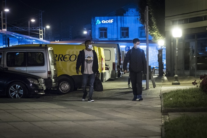 Migratzaile ugari iristen da Irungo geltokira Europan barna bidaia segitzeko eta IHS sareak laguntza ematen die. Irudia ekain honetakoa da. (Gorka RUBIO/FOKU)