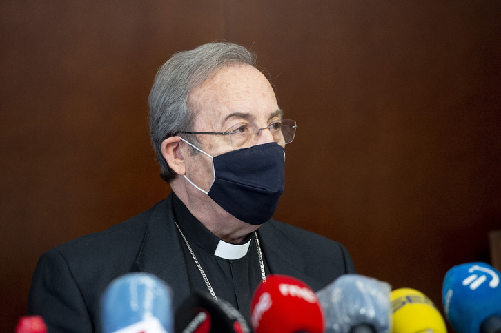 El arzobispo de Iruñea, en la comparecencia en la que ha pedido perdón a las víctimas de abusos del colegio del Puy de Lizarra. (Iñigo URIZ/FOKU)