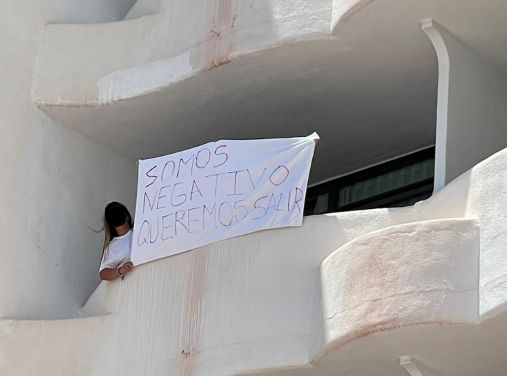 Jóvenes aislados en un hotel de Mallorca. (EUROPA PRESS)