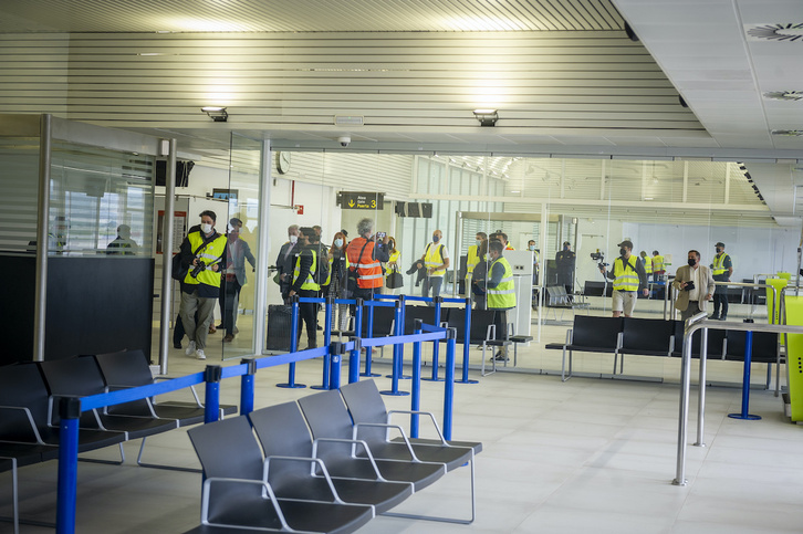 Interior de la terminal de pasajeros de Foronda. (Jaizki FONTANEDA/FOKU