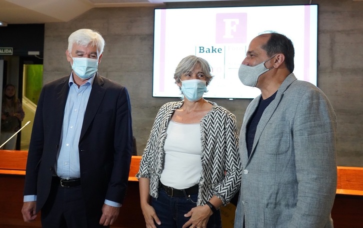 Nazario Oleaga, Nekane Altzelai y Agus Hernan, en la comparecencia del Foro Social sobre la segunda fase del proceso de reintegración de los presos. (Monika DEL VALLE/FOKU)