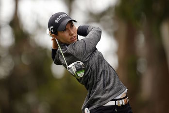 Carlota Ciganda observa el recorrido de la bola durante un torneo reciente. (Ezra SHAW/AFP)
