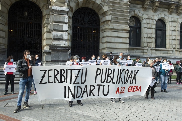 Movilización en Bilbo, el pasado 22 de abril, durante la jornada de huelga en el sector público, durante la cual se reclamó la consolidación de los puestos de trabajo. (Monika DEL VALLE | FOKU)