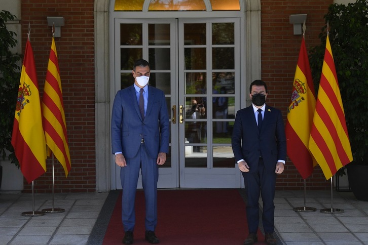 Sánchez y Aragonès, antes de dar comienzo a la reunión en la Moncloa. (Óscar DEL POZO/AFP)