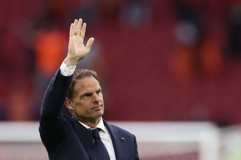 Frank de Boer se despide de la afición al tñermino d ela fase de grupos de la Eurocopa 2020. (Kenzo TRIBOUILLARD/AFP)