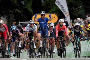 Mark Cavendish celebra su victoria por delante de Nacer Bouhanni. (Daniel COLE/AFP)