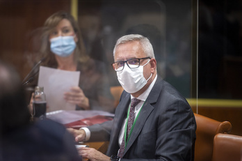 El vocal de la AVC, Rafael Iturriaga, en primer plano y detrás la presidenta Alba Urresola.