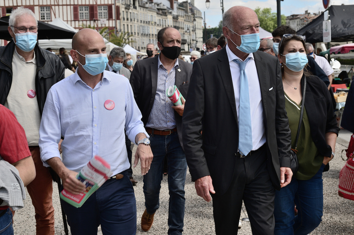 Alain Rousset, de campaña en Baiona, escoltado por varios consejeros salientes, como Bergé y Sainte-Marie, que salieron reelegidos el 27 de junio. (Patxi BELTZAIZ)