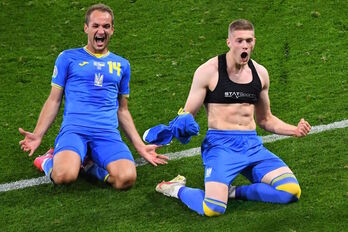 Artem Dovbyk celebra el gol de la clasificación de Ucrania. (Andy BUCHANAN/AFP)