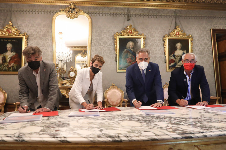 Firma del V Plan de Empleo por parte de Chechu Rodríguez (CCOO), la lehendakari Chivite, Juan Miguel Sucunza (CEN) y Jesús Santos (UGT). (GOBIERNO DE NAFARROA)