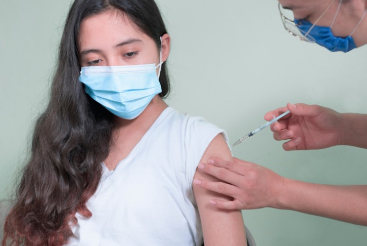 Ekainaren erdian 12 urtetik gorakoen txertaketa zabaldu zen Ipar Euskal Herrian. (ARS)