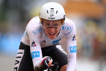 Tadej Pogacar cruza la meta de Laval con el mejor crono. (Christophe PETIT TESSON/AFP)