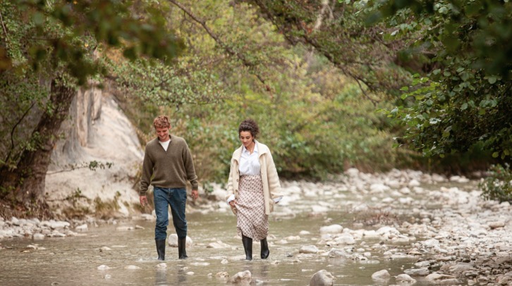 Niels Schneider y Camélia Jordana pasando unos días en el campo. (NAIZ)