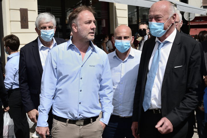 Alain Rousset, de campaña en Baiona, junto a Henri Etcheto. El líder local del PS, como otros 5 consejeros salientes del partido, han perdido su silla en Pau. (Patxi BELTZAIZ)