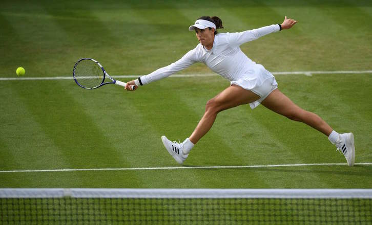 Garbiñe Muguruza se estira para tratar de llevar una pelota. (Edward WHITAKER/AFP)
