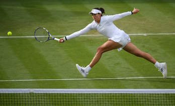 Garbiñe Muguruza se estira para tratar de llevar una pelota. (Edward WHITAKER/AFP)