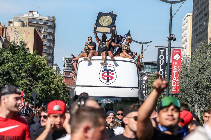 Baño de masas en Toulouse tras conquistar el doblete Top 14-Champions. (FRED SCHEIBER / AFP)