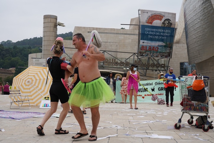Performance de la plantilla de limpieza del Guggenheim para denunciar la precariedad que viven. (Monika DEL VALLE/FOKU)