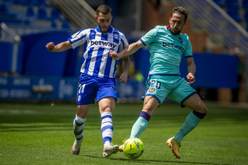 Pugna entre Rioja y Miramón en el último partido liguero entre Alavés y Levante. (Jaizki FONTANEDA / FOKU)