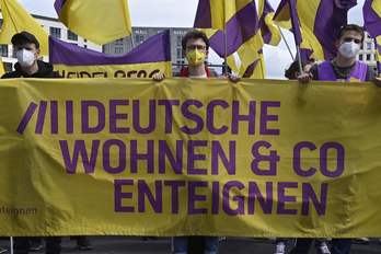 En esta foto de archivo, manifestantes caminan con una pancarta que dice «deshacerse de Deutsche Wohnen» durante una manifestación contra el precio del alquileren Berlín. (John MACDOUGALL/AFP)