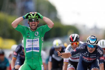 Mark Cavendish celebra su segunda victoria en este Tour por delante de Jasper Philipsen. (Guillaume HORCAJUELO/AFP)