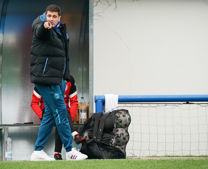 Mikel Crespo da instrucciones a sus jugadoras durante un partido en Ibaia. (Endika PORTILLO/FOKU)