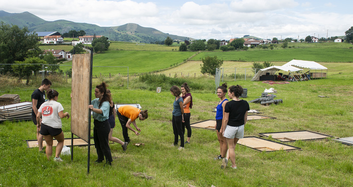 Prestaketa lanak bukatzear eta jaia hastear Irisarrin. (Guillaume FAUVEAU)