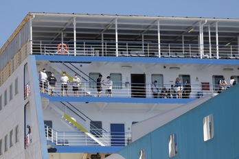 Llegada al puerto de Valencia del ferry donde viajaban los jóvenes. (Rober SOLSONA/EUROPA PRESS)