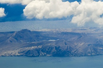 Vista aérea del cráter del volcán Taal tomada el pasado 24 de junio. (Ted ALJIBE | AFP)