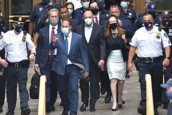 Allen Weisselberg, en el centro, sale del tribunal seguido por su grupo de abogados. (Ed JONES/AFP)