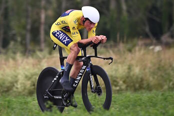 El Alpecin consiguió mantener el maillot amarillo con Van der Poel tras darle el mejor material para afrontar la crono con elementos de marcas con las que no tiene contrato. (Anne-Christine POUJOULAT/AFP)