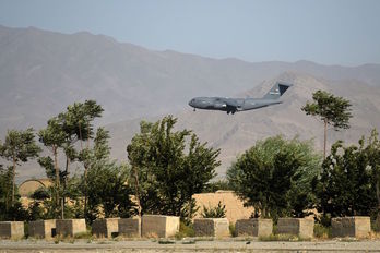 Un avión estadounidense aterriza en la base afgana de Bagram, en una imagen tomada este jueves. (Wakil KOHSAR/AFP)