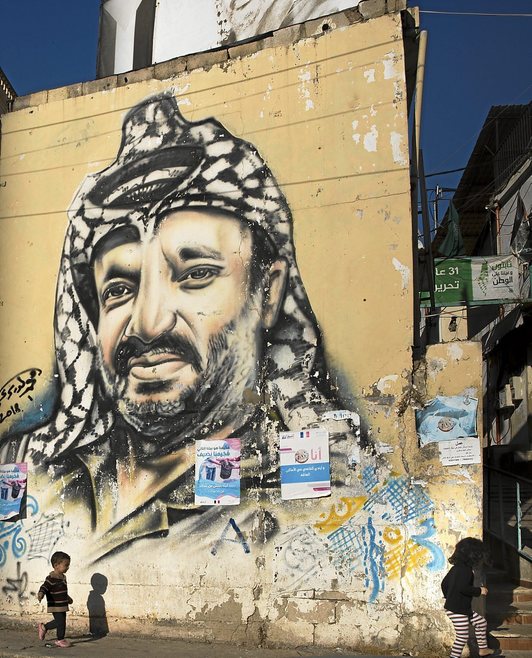 Dos niños pasean junto a un mural dedicado a Yasser Arafat.Fotografías: Laurent Perpigna Iban 