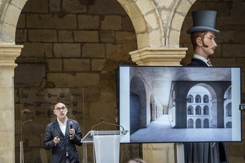 El arquitecto Antonio Vaillo presentando el proyecto de renovación de Euskal Museoa. (Marisol RAMIREZ/FOKU)