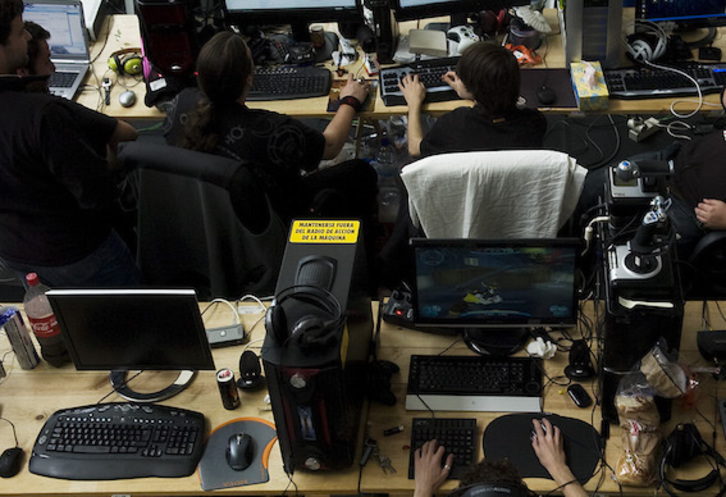 El CNI valora el «factor humano» como uno de los mayores peligros en la seguridad informática. (Jon URBE-FOKU)