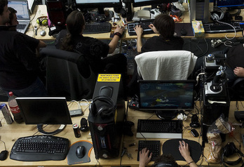 El CNI valora el «factor humano» como uno de los mayores peligros en la seguridad informática. (Jon URBE-FOKU)