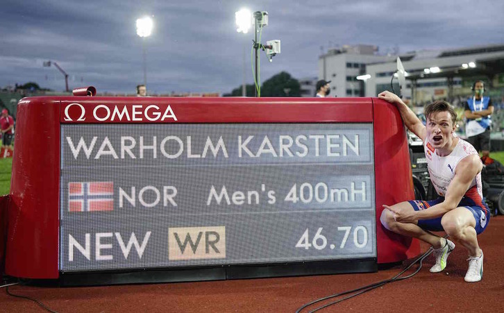 Karsten Warlhom celebra el récord mundial en los 400 metros vallas con su nueva marca. (Fredrick HAGEN/AFP)