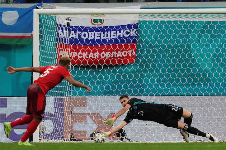 Unai Simón para el penalti lanzado por Akanji. (Dmitri LOVETSKY/AFP)