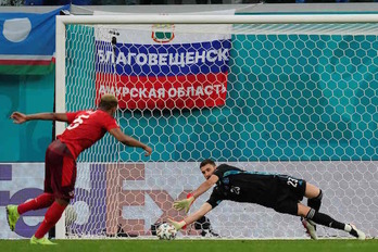 Unai Simón para el penalti laanzado por Akanji. (Dmitri LOVETSKY/AFP)