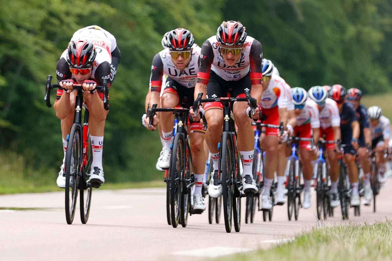 El UAE tuvo que trabajar en cabeza del pelotón toda la etapa al dejar escapar una fuga numerosa con Van Aert. (Thomas SAMSON/AFP)