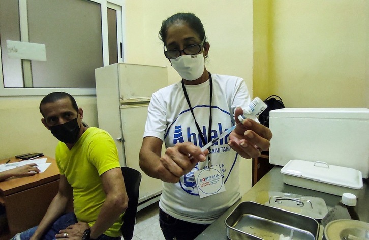 Una enfermera se prepara para inocular a un trabajador sanitario la segunda dosis de la vacuna candidata Abdala, en La Habana. (Yamil LAGE | AFP)