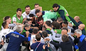 Toda la plantilla italiana celebra su clasificación para la semifinal. (Stuart FRANKLIN/AFP)