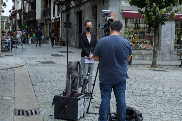 Komunikabideak Hernaniko fokuaren berri ematen. (Jon URBE/FOKU)