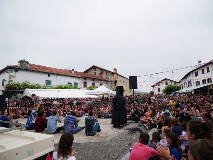 Jende andada bildu da Irisarriko plazan dantzariak ikusteko. Raphael QUESADA