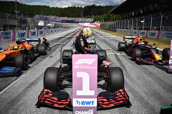 Max Verstappen se baja de su Red Bull tras lograr la pole en el GP de Austria. (Christian BRUNA/AFP)
