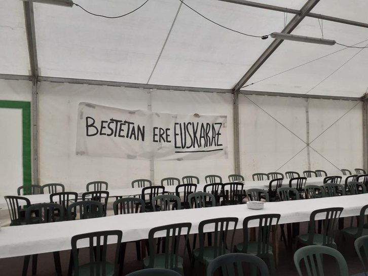 Senpereko besten karietara euskararen aldeko aldarria zabaldu dute. (@Taberna_G)